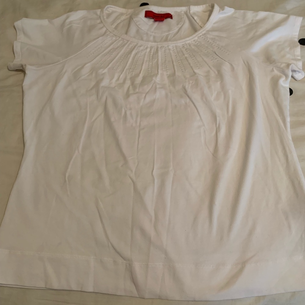 💙 White T-Shirt w/ Sequined Neck Details